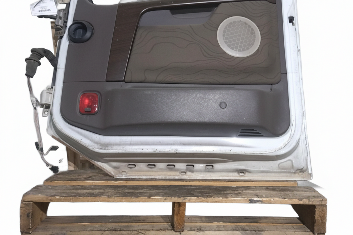 Volvo RH side door OEM 22674747 - Second Truck Parts