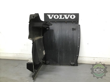 Volvo VNL RH rear chassis fairing with steps OEM 82486803D3