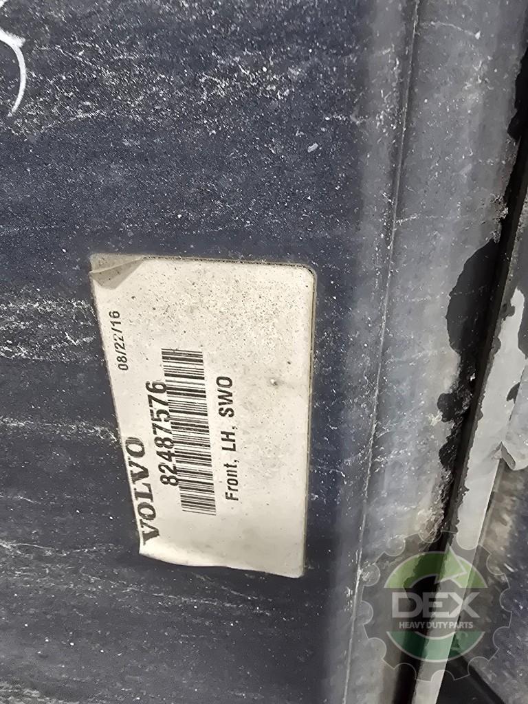 Volvo VNL LH front chassis fairing with steps OEM 82487576D4