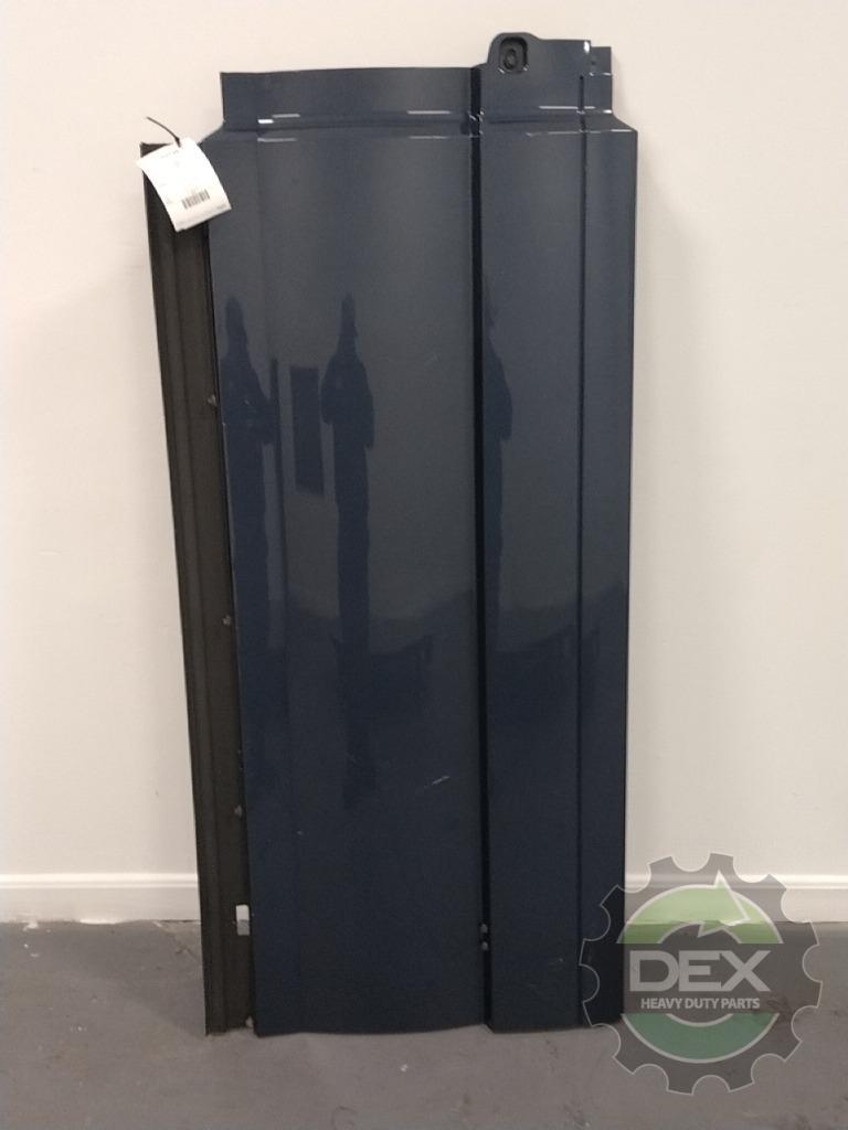 Volvo VNL LH middle chassis fairing OEM 82720750