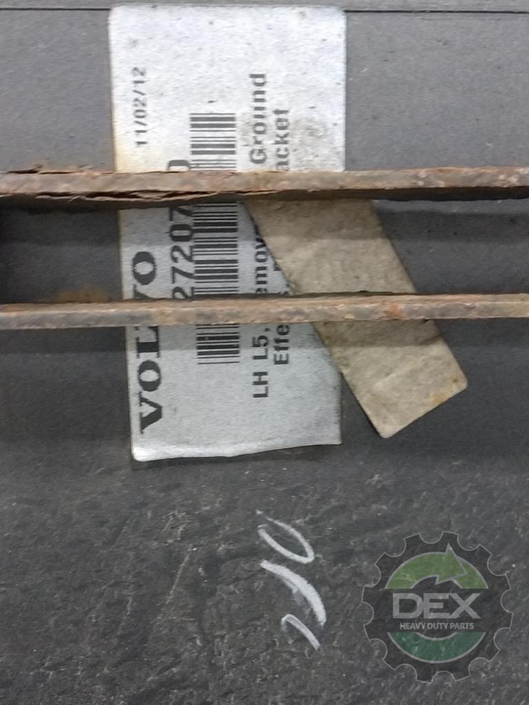 Volvo VNL LH middle chassis fairing OEM 82720750