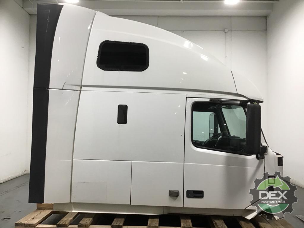 Volvo VNL670 complete groomed sleeper cab OEM 20413812D14