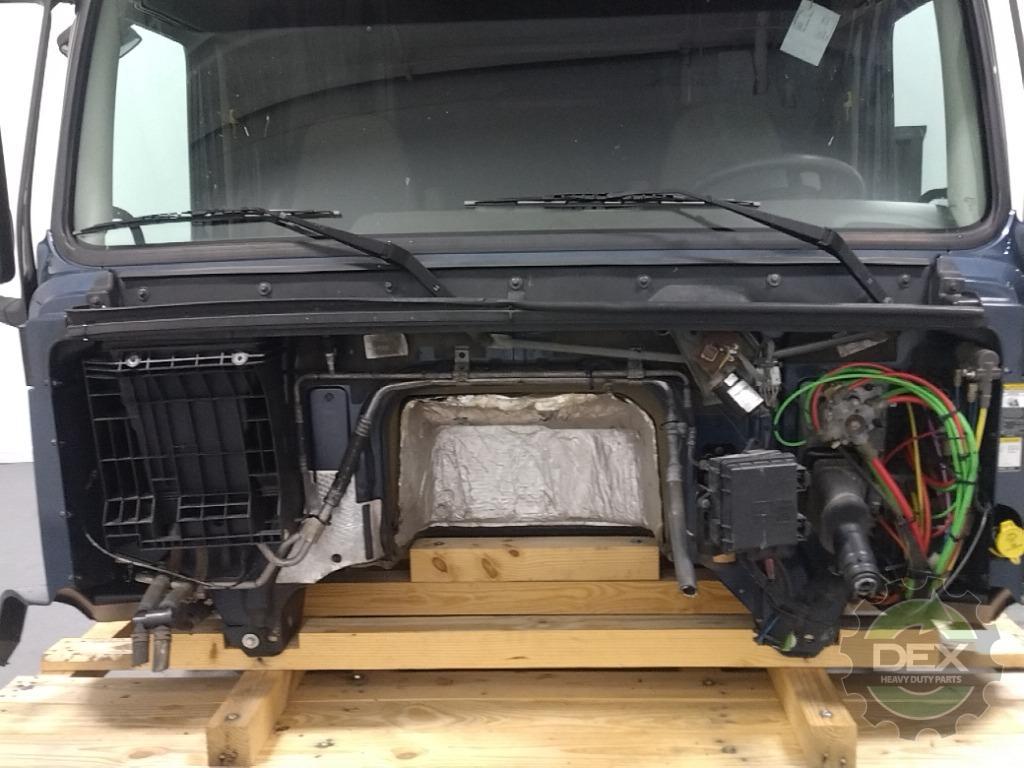 Volvo VNL780 sleeper cab OEM 20801803