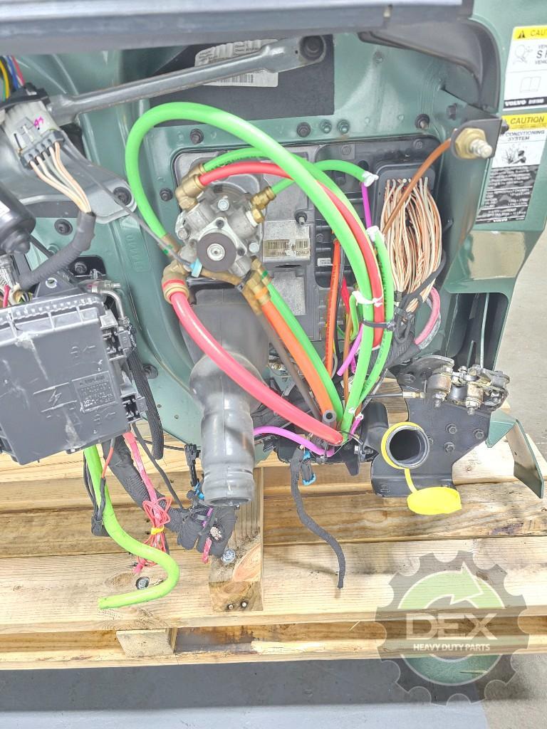 Volvo VNL740 groomed sleeper cab OEM 78517323