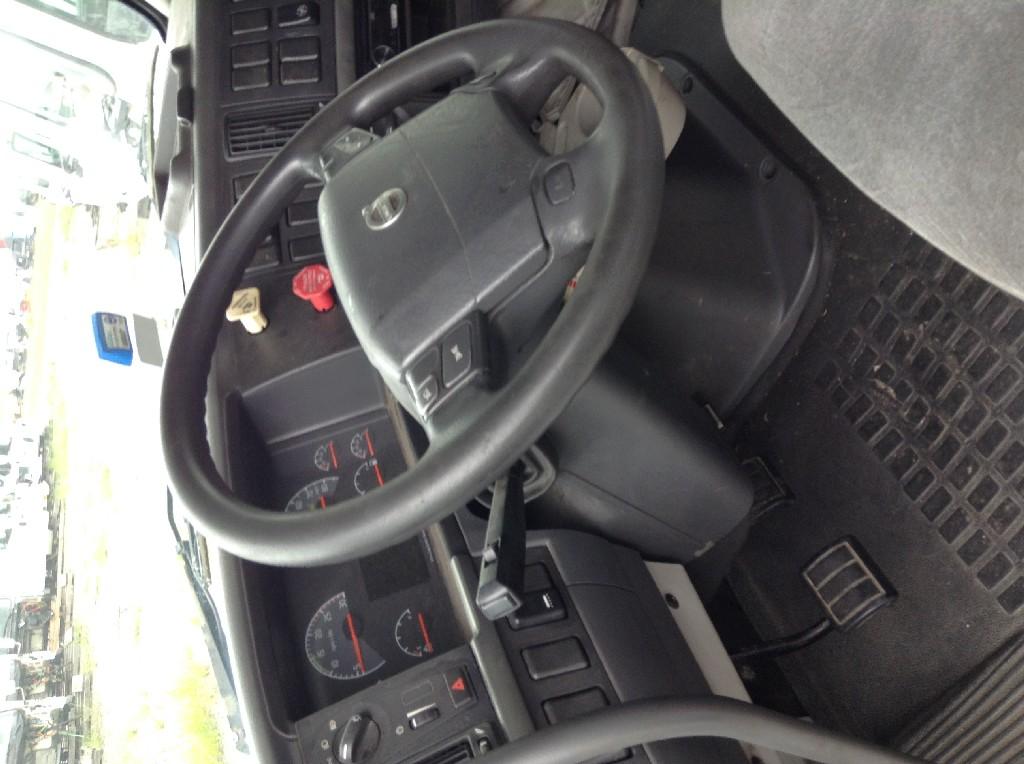 Volvo VNL670 complete groomed sleeper cab OEM 20413812D14