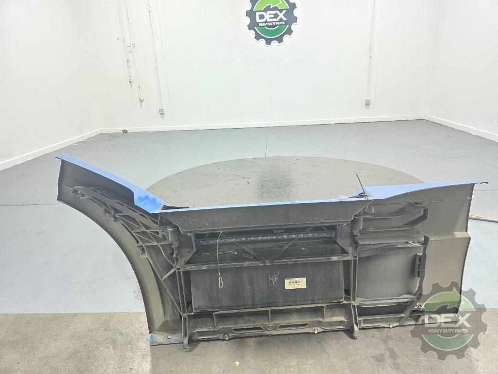 Volvo VNL RH front chassis fairing with steps OEM 82488537D2