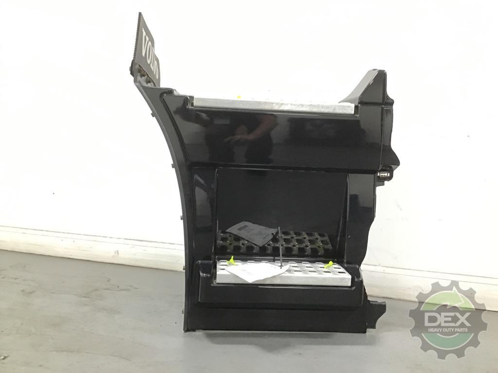 Volvo VNL RH rear chassis fairing with steps OEM 82486803D3