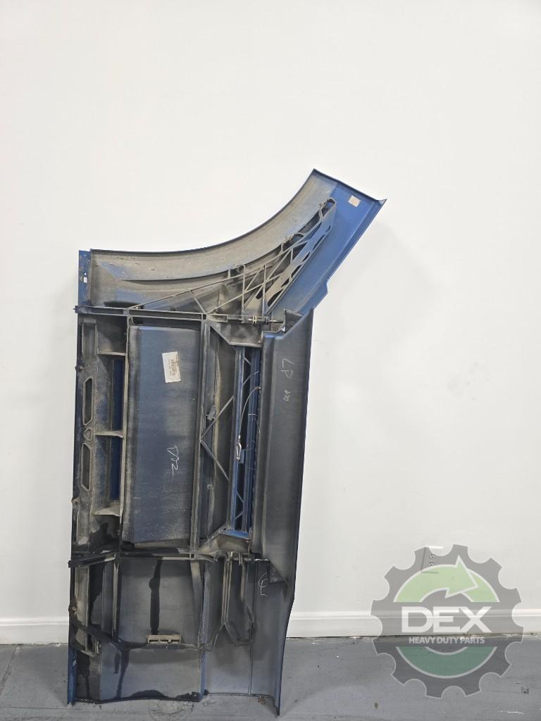Volvo VNL RH front chassis fairing with steps OEM 82488537D3
