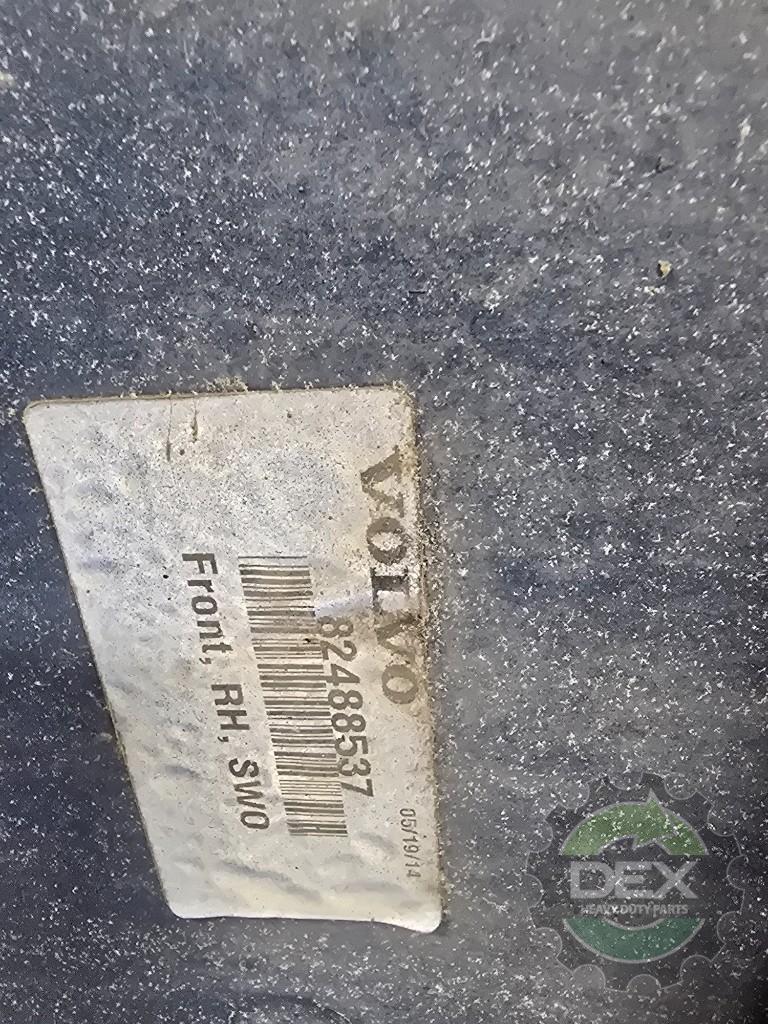 Volvo VNL RH front chassis fairing with steps OEM 82488537D3