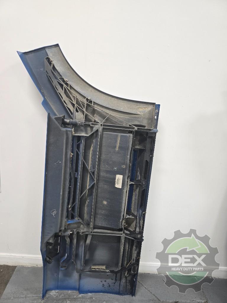 Volvo VNL LH front chassis fairing with steps OEM 82487576D4