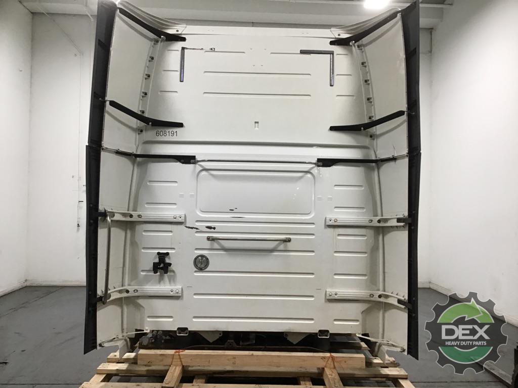 Volvo VNL670 complete groomed sleeper cab OEM 20413812D14