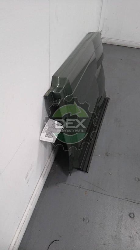 Volvo VNL RH middle/rear chassis fairing OEM 82741812D1