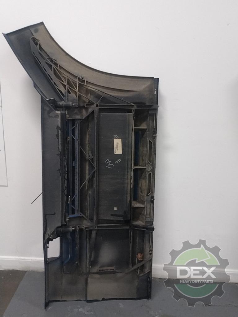 Volvo VNL LH front chassis fairing with steps OEM 82487576D5