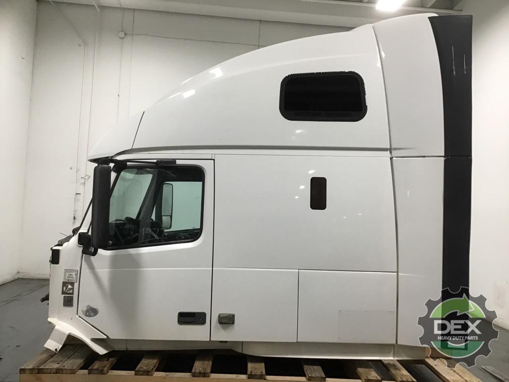 Volvo VNL670 complete groomed sleeper cab OEM 20413812D14
