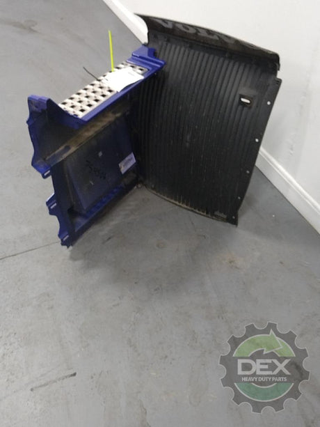 Volvo VNL RH rear chassis fairing with steps OEM 82486803D2