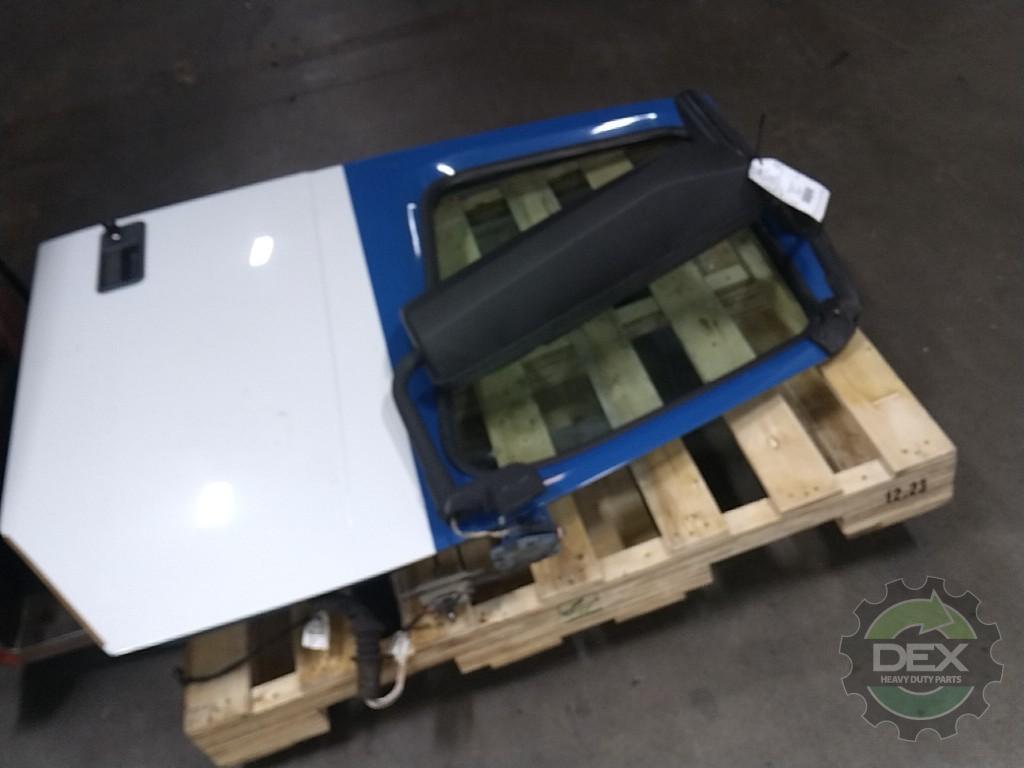 Volvo VNL RH door assembly with good glass OEM 22035911D10