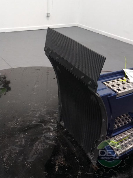 Volvo VNL RH rear chassis fairing with steps OEM 82486803D1