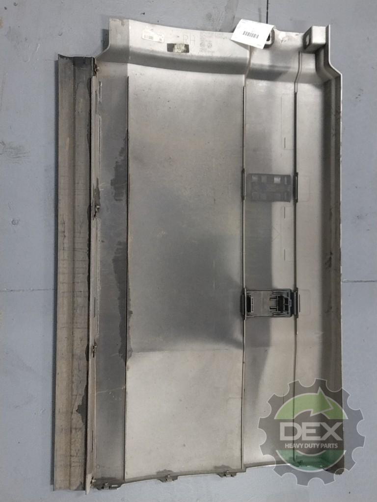 Volvo VNL RH rear / middle chassis fairing with steps OEM 82741812