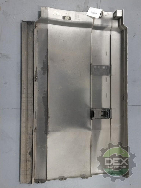 Volvo VNL RH rear / middle chassis fairing with steps OEM 82741812