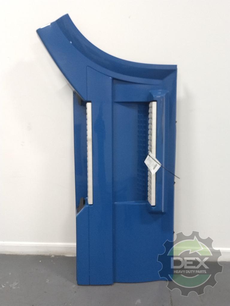 Volvo VNL RH front chassis fairing with steps OEM 82488537D5