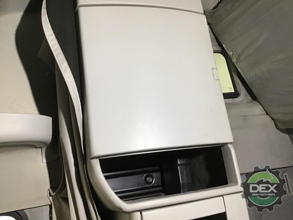 Volvo VNL670 complete groomed sleeper cab OEM 20413812D14