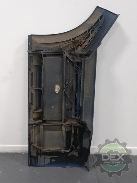 Volvo VNL RH front chassis fairing with steps OEM 82488537D5