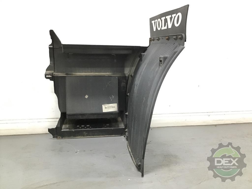 Volvo VNL RH rear chassis fairing with steps OEM 82486803D3