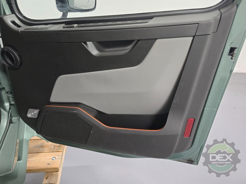 Volvo VNL740 groomed sleeper cab OEM 78517323