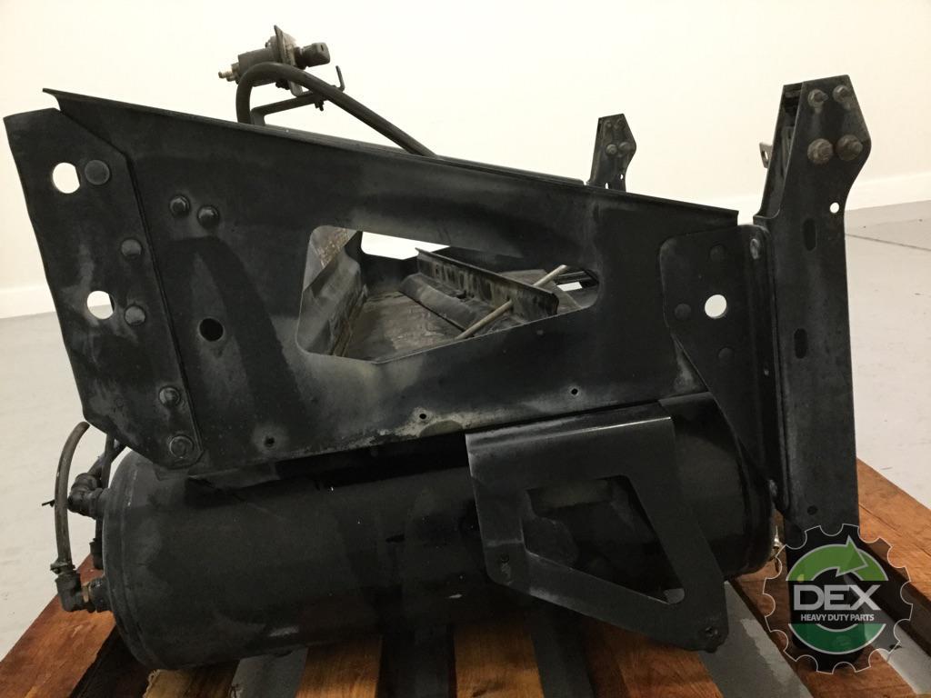 Volvo VNL steel battery box with x3 air tanks 2x 21183543 OEM DDD6