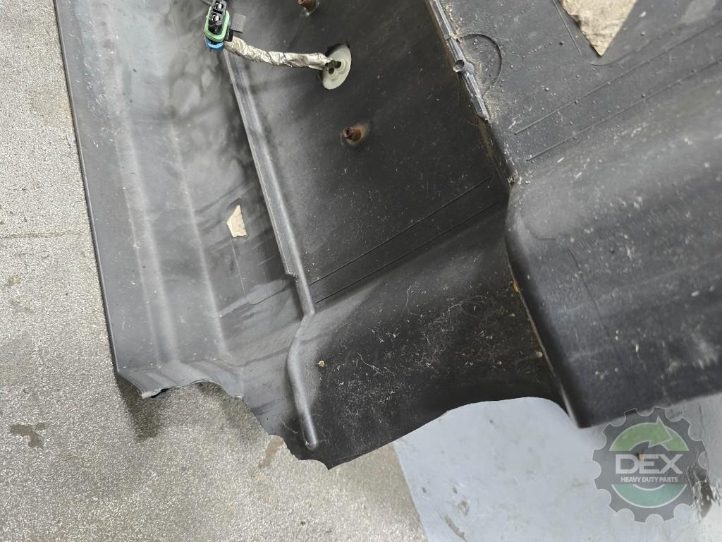 Volvo VNL RH middle chassis fairing OEM 21082857