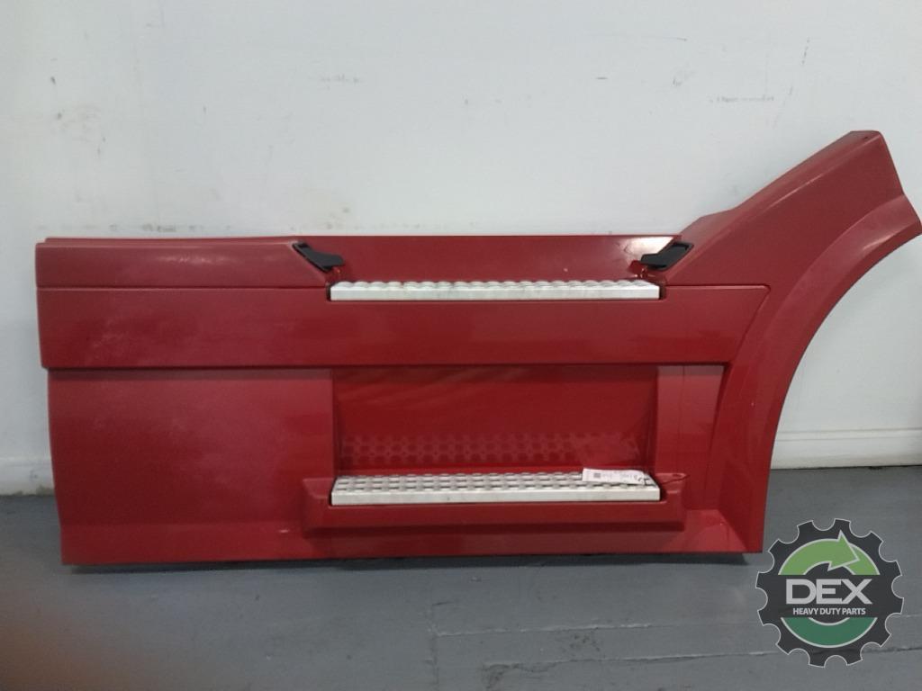 Volvo VNL RH front chassis fairing OEM 20982663