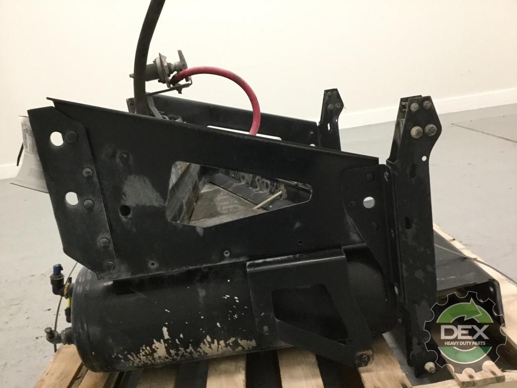 Volvo VNL steel battery box with x3 air tanks 2x 21183543 OEM DDD9