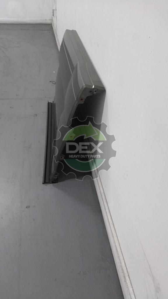 Volvo VNL RH middle/rear chassis fairing OEM 82741812D1