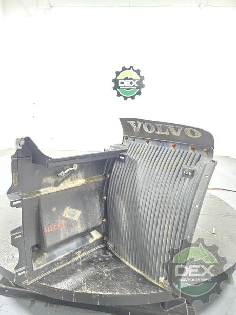 Volvo VNL RH rear chassis fairing with steps OEM 21082864