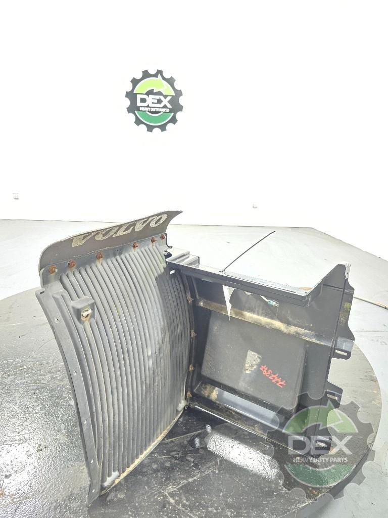 Volvo VNL LH rear chassis fairing with steps OEM 21082863
