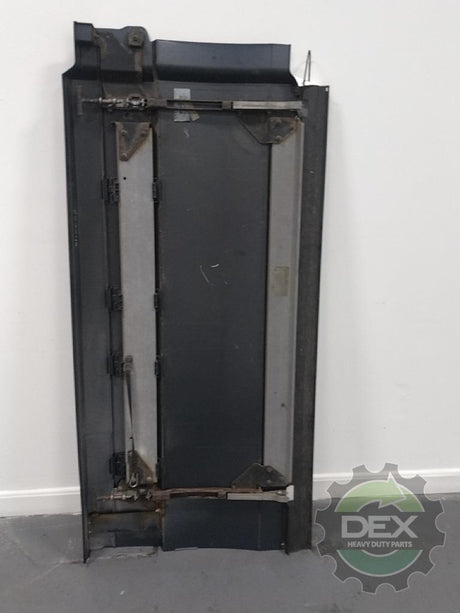 Volvo VNL LH middle chassis fairing OEM 82720750