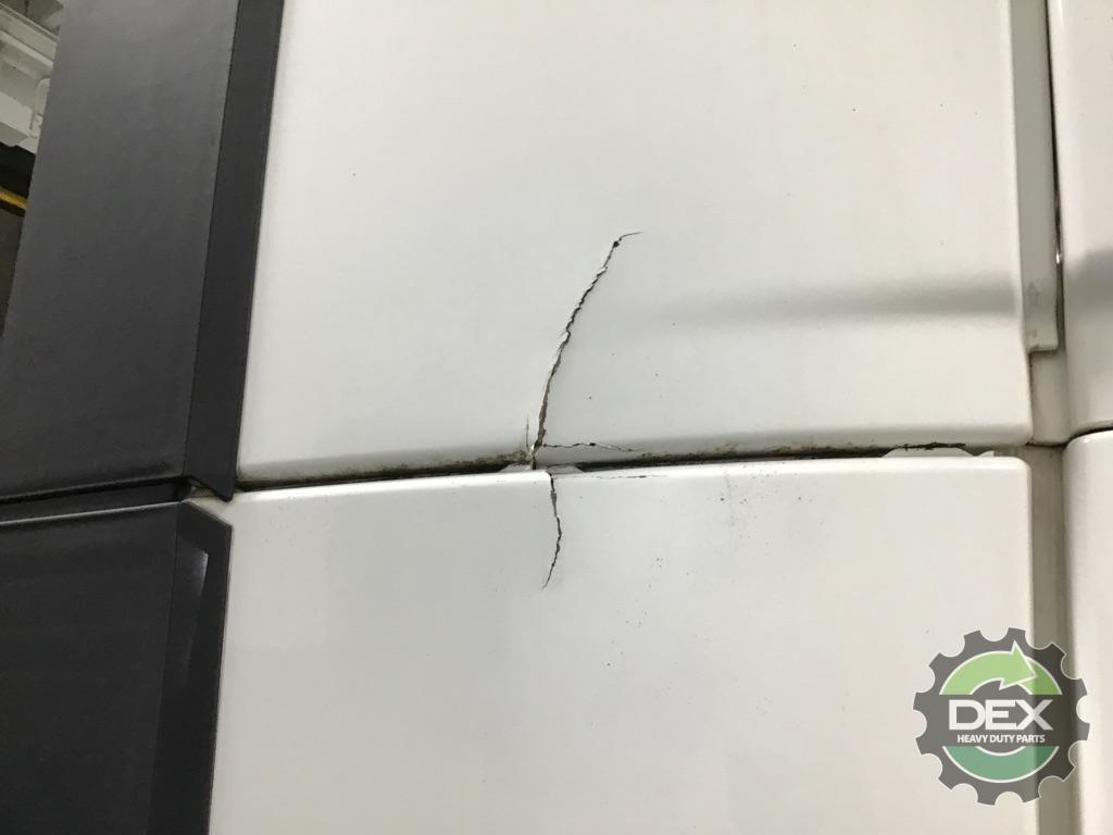 Volvo VNL670 complete groomed sleeper cab OEM 20413812D14