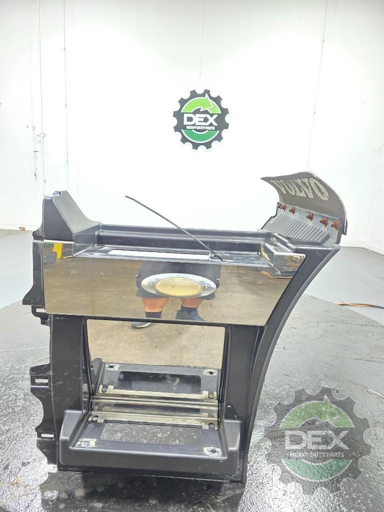 Volvo VNL LH rear chassis fairing with steps OEM 21082863