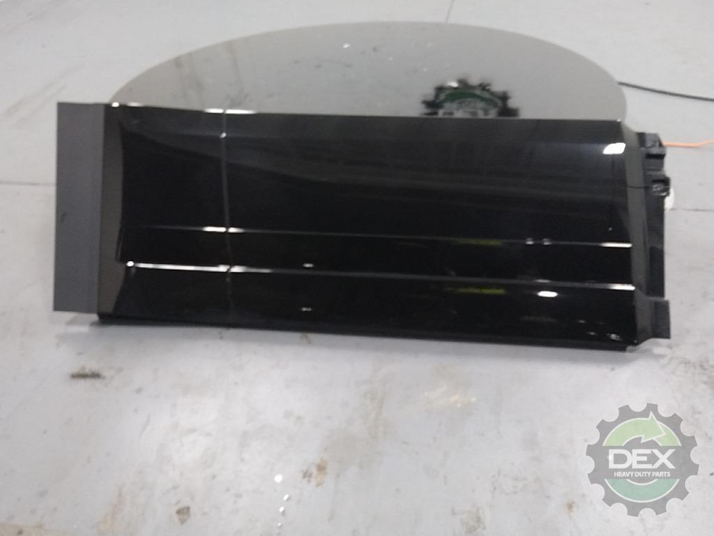 Volvo VNL860 RH middle/rear chassis fairing OEM 82768757