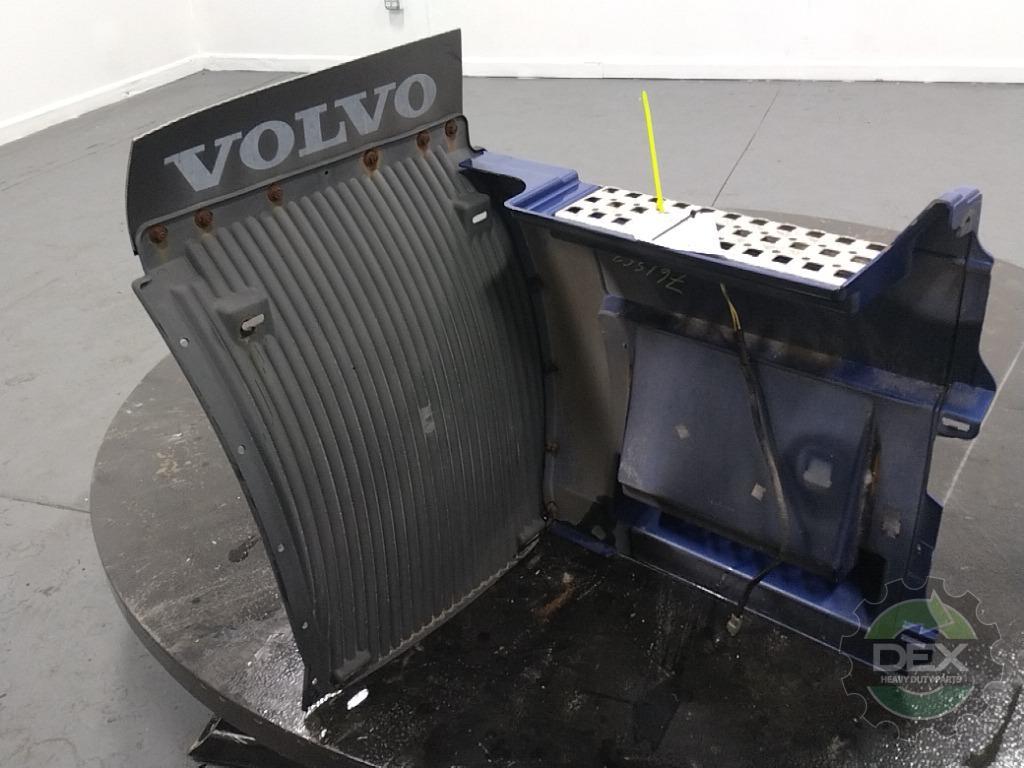 Volvo VNL LH rear chassis fairing OEM 20982719D1
