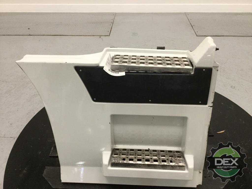 Volvo VNL670 side chassis fairings OEM 20500461