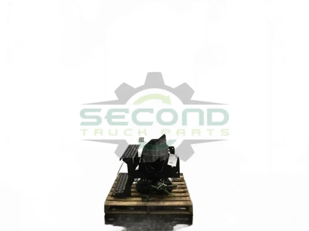 Steel Battery box with 2 air tanks and aluminum steps OEM - Second Truck Parts