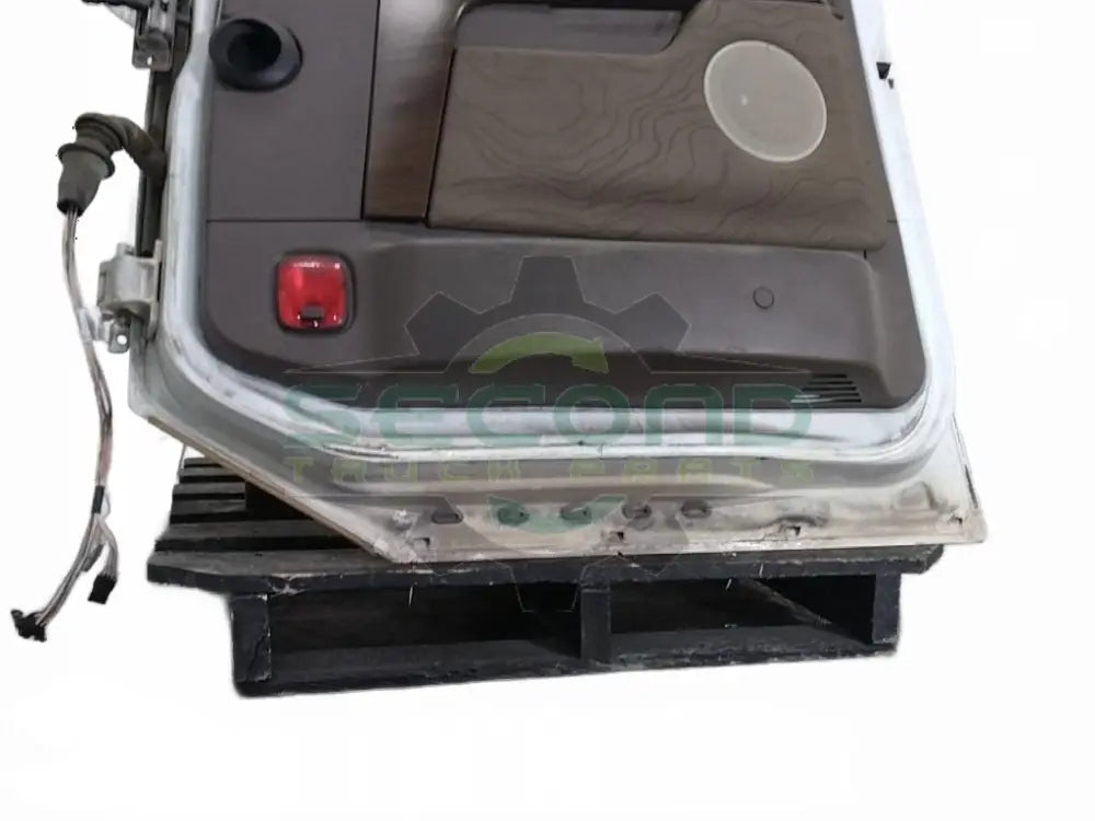 Volvo RH DOOR ASSEMBLY OEM 26674777 - Second Truck Parts