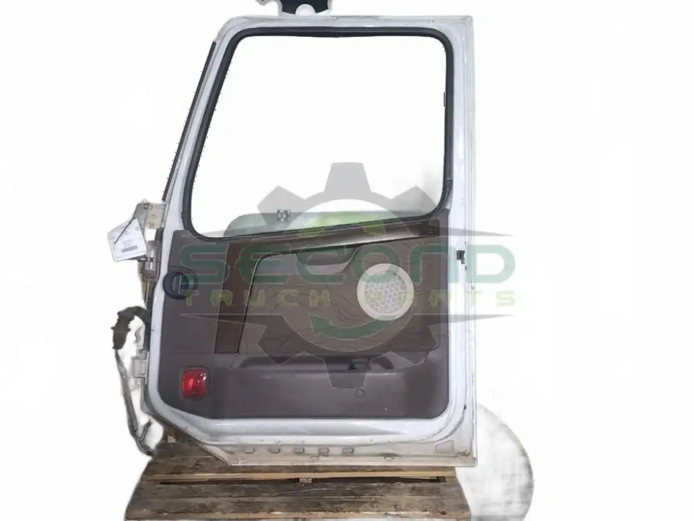 Volvo RH side door OEM 22674747 - Second Truck Parts