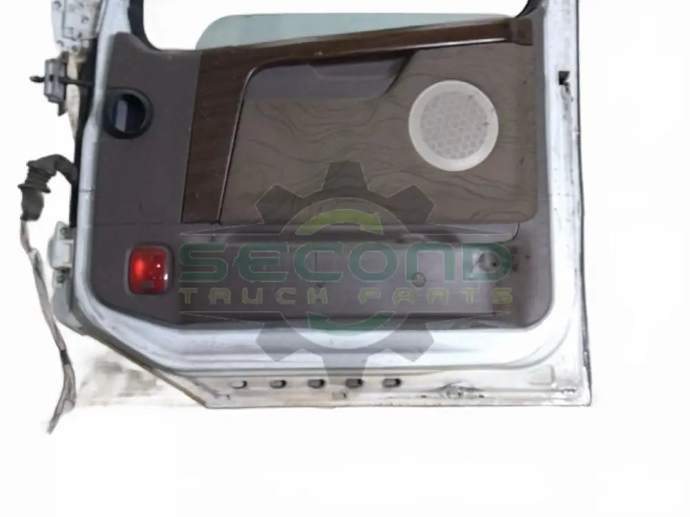 Volvo RH side door OEM 22674777 - Second Truck Parts