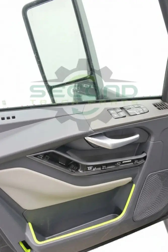 Volvo VNL LH door assembly OEM 78492125 - Doors